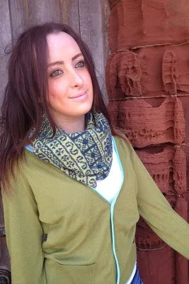 Annie Glue two colour Green Fair Isle Snood